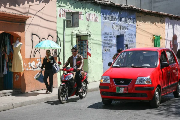 墨西哥瓦哈卡 2012年3月6日 墨西哥瓦哈卡明亮的创街道上的人们 — 图库照片