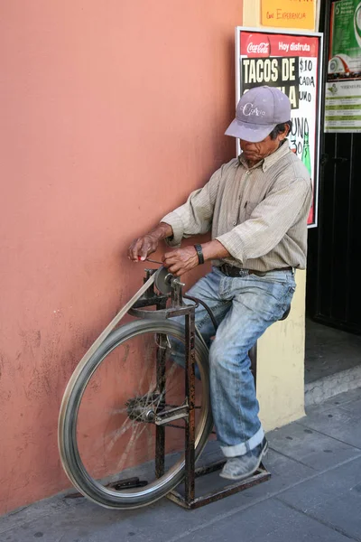 Muž broušení nožů na ulici v Oaxaca, Mexiko — Stock fotografie