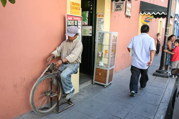 Muž broušení nožů na ulici v Oaxaca, Mexiko — Stock fotografie