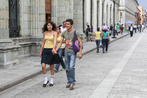 Молодая пара, идущая по центральной улице в Оахаке, Мексика — стоковое фото