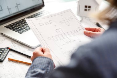 Tasarımcısı, yeni daireler bir plan üzerinde çalışır