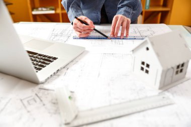 Tasarımcısı, yeni daireler bir plan üzerinde çalışır