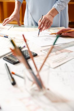 Tasarımcılar yeni daireler bir plan üzerinde çalışmak