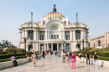 Palacio De Bellas Artes Mexico City'de insanlar yürümek