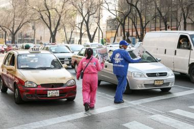 Gazete tüccarlar yol yaya geçidi üzerinde