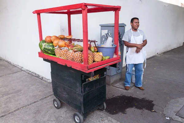 Homme vendant des salades de fruits dans la rue à Mexico, Mexique — Photo