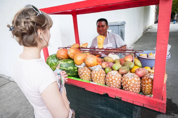 Hombre vendiendo ensaladas de frutas en la calle en la ciudad de México, México —  Fotos de Stock
