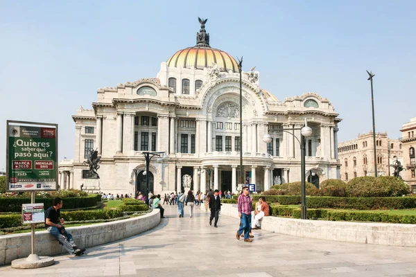 Lidé chodí do Palacio De Bellas Artes v Mexico city — Stock fotografie