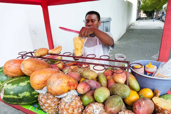 Homme vendant des salades de fruits dans la rue à Mexico, Mexique — Photo