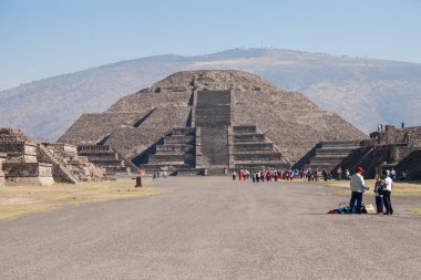 Güneşte Piramidi, ölülerin Caddesi'nde turistler 
