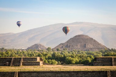 Sıcak hava balon üzerinde Meksika'da Teotihuacan piramitleri