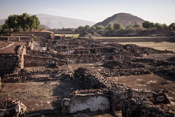 Sabah görünümünü Teotihuacan ve Moo piramit kalıntıları — Stok fotoğraf