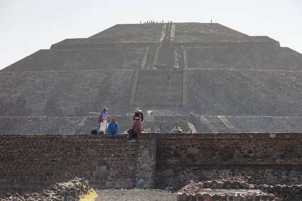 Mercaderes vendiendo recuerdos frente a la Pirámide de la Luna —  Fotos de Stock
