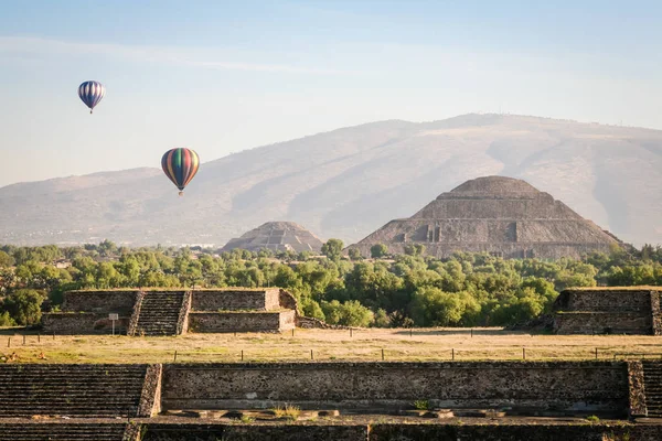 멕시코의 테오티우아칸의 피라미드를 통해 뜨거운 공기 풍선 로열티 프리 스톡 이미지