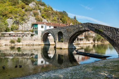 Eski taş köprü Rijeka Crnojevica, Karadağ kemerli