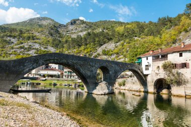Eski taş köprü Rijeka Crnojevica, Karadağ kemerli