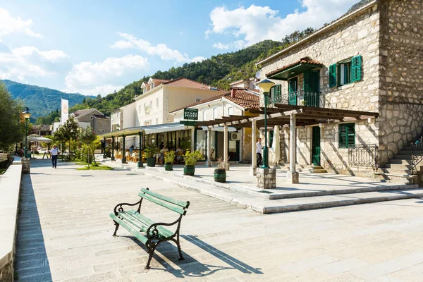 Sunny banka s kavárny grad Rijeka Cmojevica nabízí turistům, Černá Hora — Stock fotografie