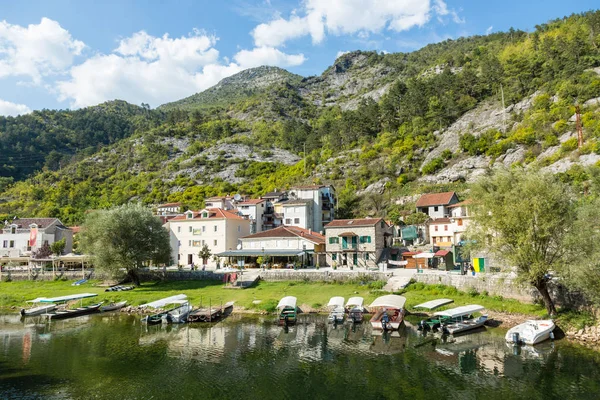 Sunny banka s kavárny grad Rijeka Cmojevica nabízí turistům, Černá Hora — Stock fotografie