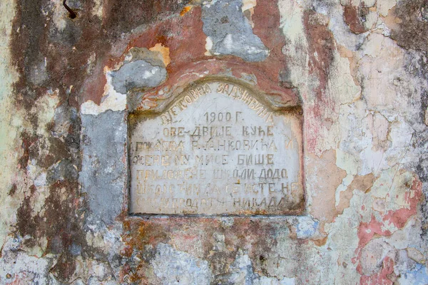 Memorial márvány tábla a régi épületben található Rijeka Crnojevica, — Stock Fotó