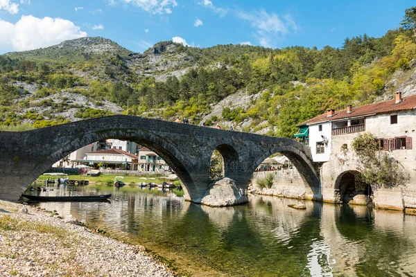 Eski taş köprü Rijeka Crnojevica, Karadağ kemerli
