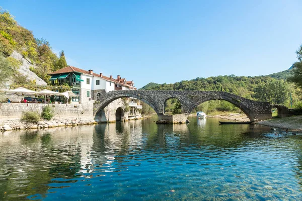 El viejo puente de piedra arqueada de Rijeka Crnojevica, Montenegro — Foto de Stock