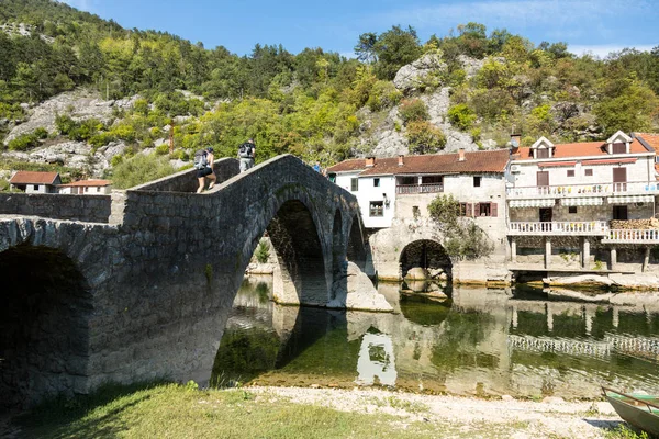 Staré klenuté kamenný most z Rijeka Cmojevica nabízí turistům, Černá Hora — Stock fotografie