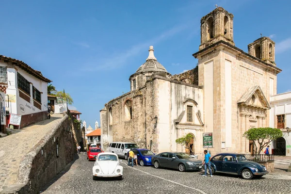 Taxco'da, Mex Merkez sokaklarda birinin eski ibadethaneler görünümü — Stok fotoğraf