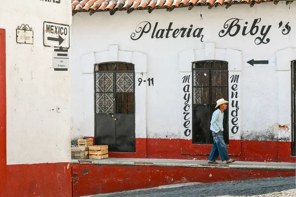 Tradiční mexický scénu s místní mexická muž v sombrero na — Stock fotografie