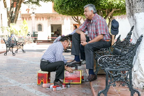 Schoenenpoetser op een straat van Taxco De Alarcon, Mexico — Stockfoto