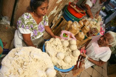 Mısır gough için ekmeği bana yerel bir piyasada satan kadınlar