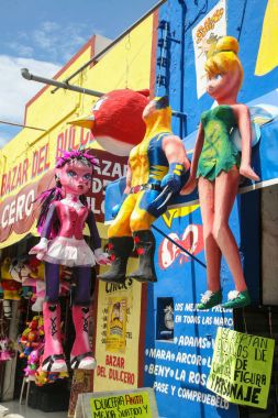 İnsan boyutu geleneksel kağıt bebekler üzerinde yerel bir pazarda satılan M