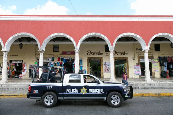 Patrol policyjny na ulicy w centrum miasta Merida Yucatan, Mex — Zdjęcie stockowe