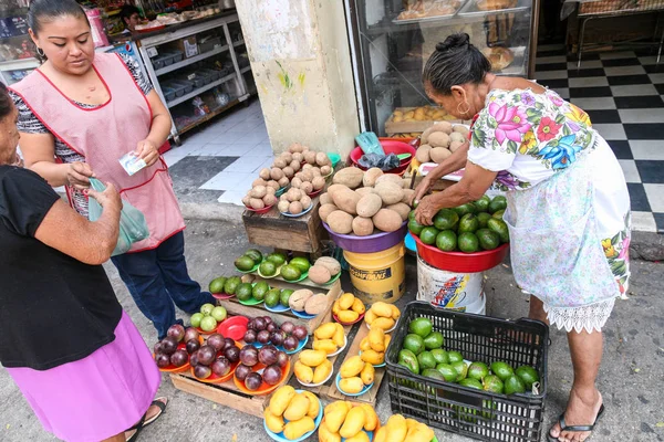 Kvinnor säljer majs gough för tortillas på en lokal marknad i mig — Stockfoto