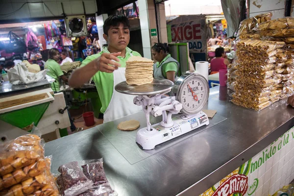 Vendeur vendant des tortillas de maïs sur un marché local à Merida, Yu — Photo