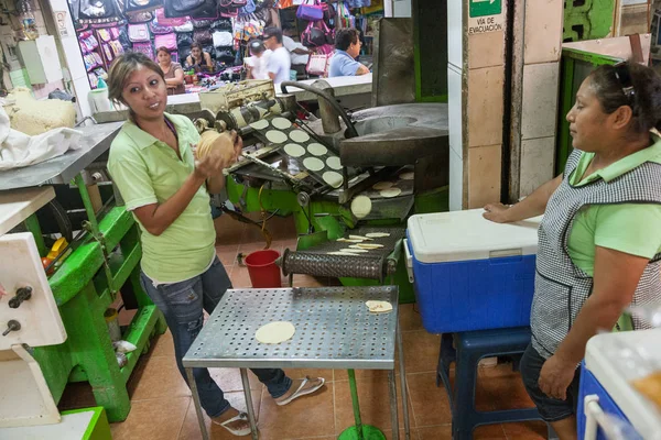 Merida vrouwen maken maïs of maïs tortilla's op een lokale markt in — Stockfoto