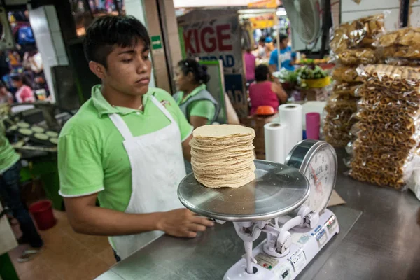 Vendeur vendant des tortillas de maïs sur un marché local à Merida, Yu — Photo