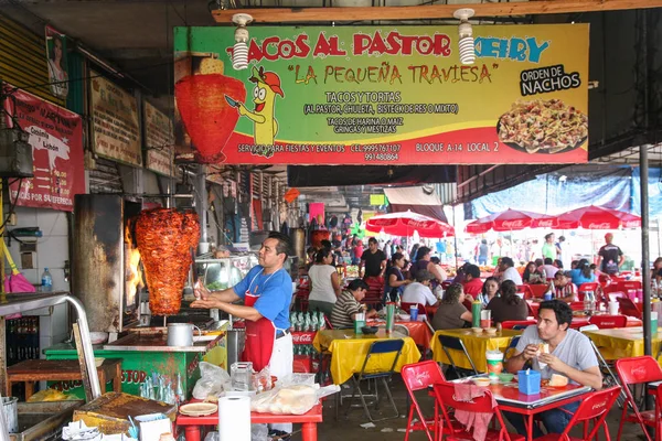 Restauration rapide sur un marché local à Merida, Yucatan, Mexique — Photo