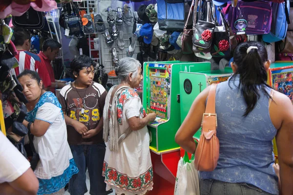 Mujer de edad jugando a la máquina tragaperras en un mercado local en Mérida, Yuc —  Fotos de Stock