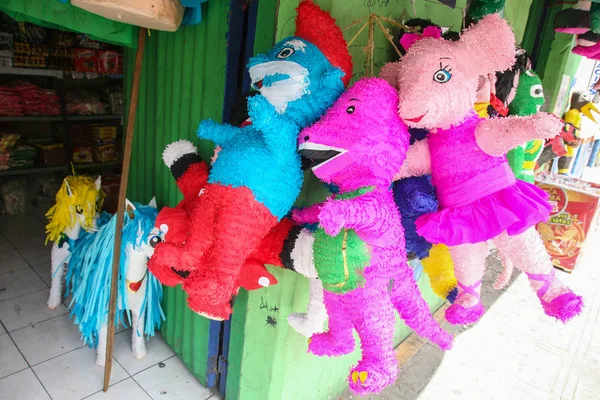 Tamanho humano bonecas de papel tradicionais vendidas em um mercado local em M — Fotografia de Stock