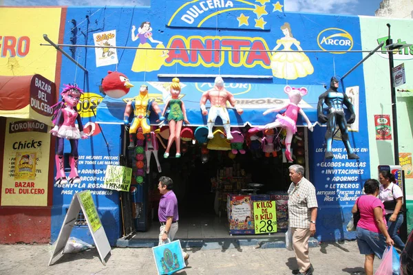 Loja que vende bonecas de papel tradicionais em um mercado local em Meri — Fotografia de Stock