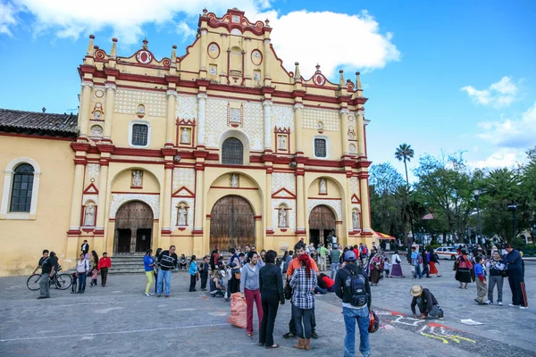 Gente en una plaza en la Catedral de San Cristóbal de las Casas en Ch —  Fotos de Stock