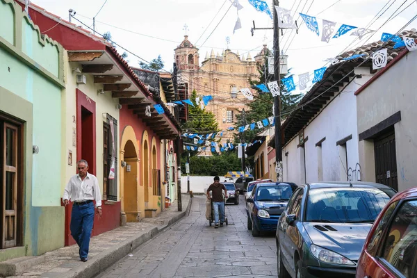 Los mexicanos locales caminan por la calle con vistas a Santo Domingo Ch —  Fotos de Stock