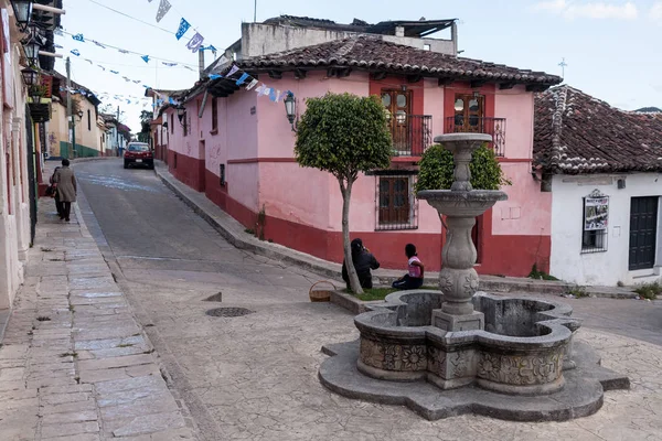 San Cristobal bir sokakta çeşme yerel Meksikalılar istirahat — Stok fotoğraf