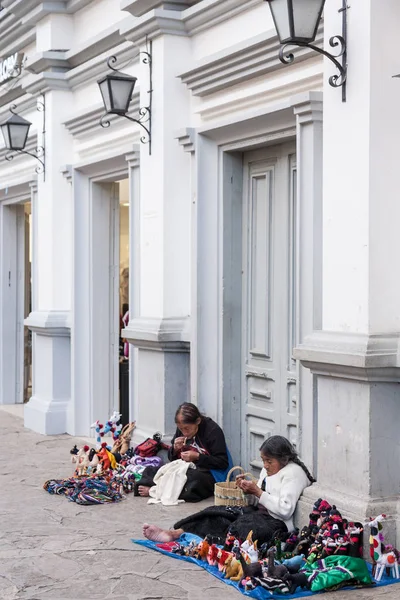 Viejas mujeres chiapas sentadas en un suelo de la calle y haciendo hecho a mano —  Fotos de Stock
