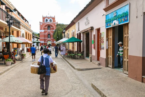 Personas en una calle peatonal y vista de la Torre del Carmen Arco — Foto de Stock