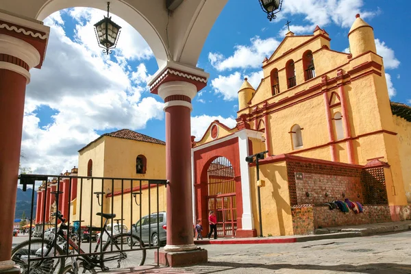 Oude koloniale architectuur rond Zocalo, centrale plein in San — Stockfoto