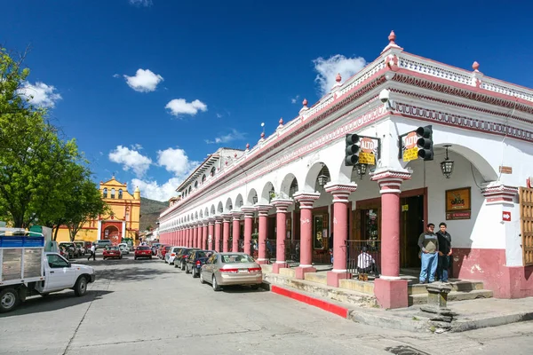 Gamla koloniala arkitektur runt Zocalo, torget i San — Stockfoto