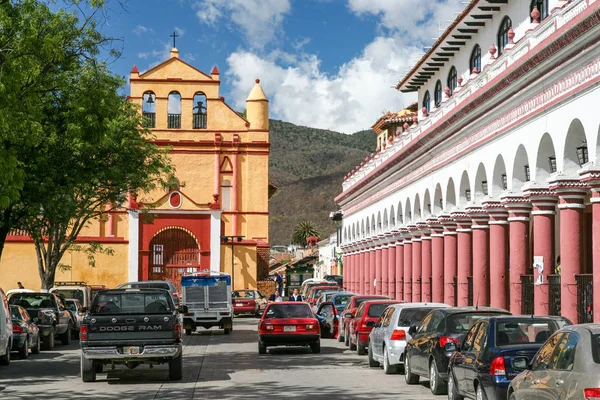 Gamla koloniala arkitektur runt Zocalo, torget i San — Stockfoto