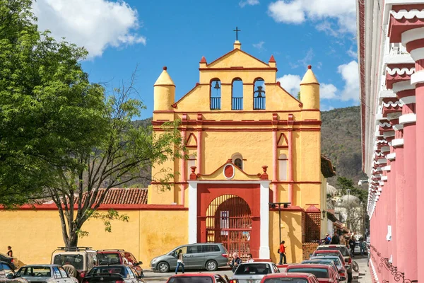 Antigua arquitectura colonial alrededor de Zócalo, plaza central en San — Foto de Stock