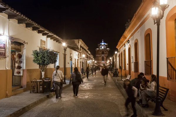 보행자 거리와 S에 델 카르멘 아치 타워의 야경 로열티 프리 스톡 이미지
